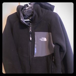 Kids size small (6)black north face fleece jacket